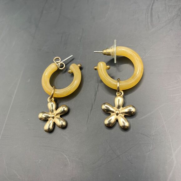 Vintage Earrings Yellow Lucite Gold tone Flower 1.5 inch Hoop Dangle Drop 70s - Picture 3 of 8